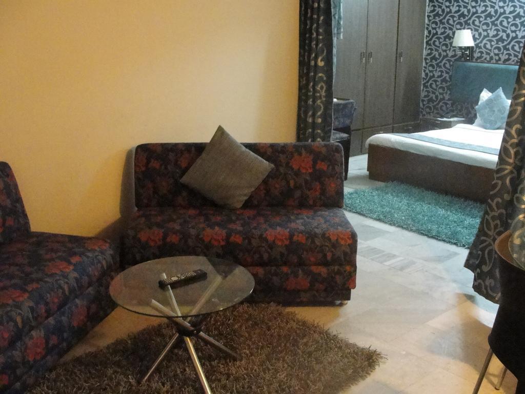 Oyo 15791 Flagship Hotel Executive Hazratganj Lucknow Exterior foto