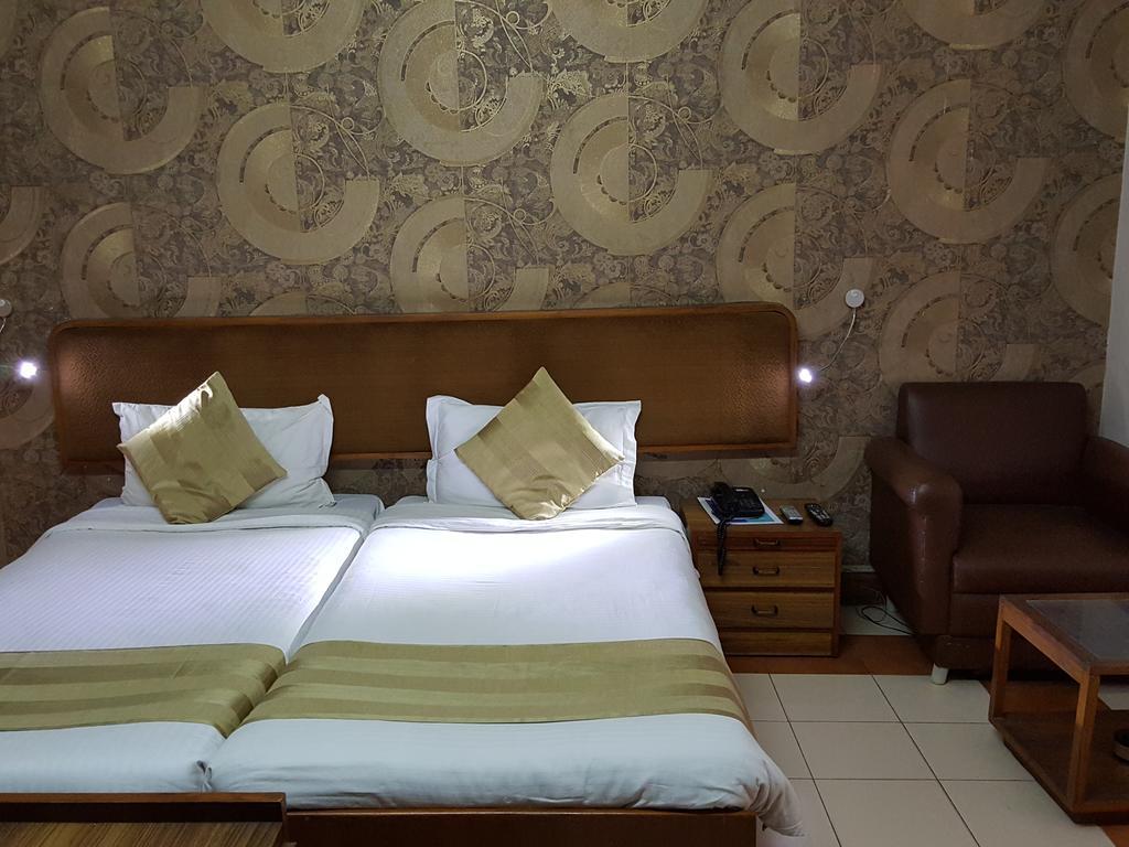 Oyo 15791 Flagship Hotel Executive Hazratganj Lucknow Exterior foto